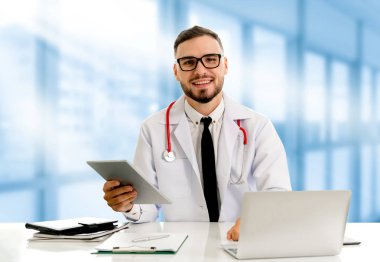 Hastanede tablet bilgisayar kullanan bir doktor. Sağlık ve doktor hizmetleri.