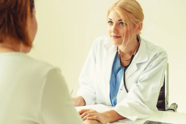 Kadın doktor hasta el hasta hastane office odaya sahiptir. Sağlık ve tıbbi hizmet.