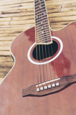 Klasik gitar ahşap arka plan üzerinde. Müzik ve eğlence kavramı.