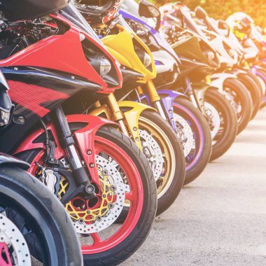 Macera yolculuğu sırasında şehir caddesinde motosiklet grubu otoparkı. Motosikletçiler toplum seyahati kavramı.