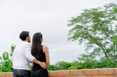 Mutlu çift tepelerde romantik bir yürüyüşe. Seyahat ve balayı konsepti.