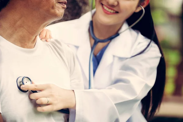 Amistoso Doctor Cuidando Hombre Mayor Jardín Del Hospital Concepto Servicio — Foto de Stock