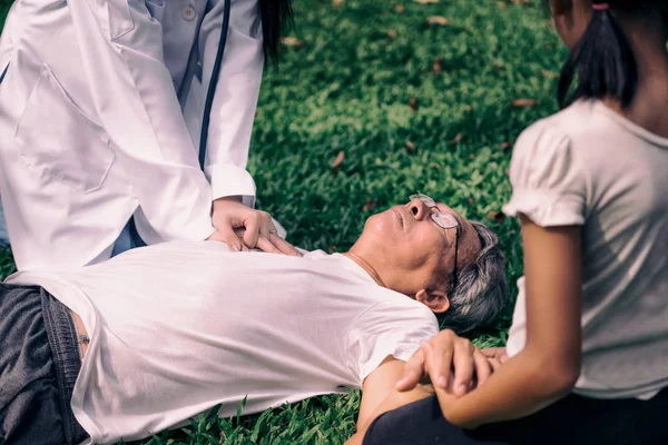 Senior Man Met Pijn Borst Een Hartaanval Het Park Oud — Stockfoto