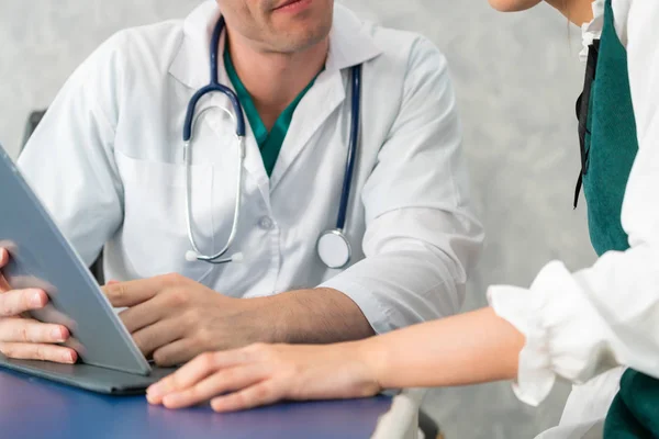 Jeune Médecin Examinant Une Patiente Bureau Hôpital Santé Médicale Concept — Photo