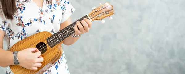 Mulher Feliz Músico Tocando Ukulele Cantando Uma Música Estúdio Som — Fotografia de Stock