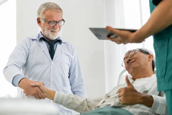 Medico Maturo Che Parla Esamina Salute Del Paziente Anziano Nel — Foto Stock