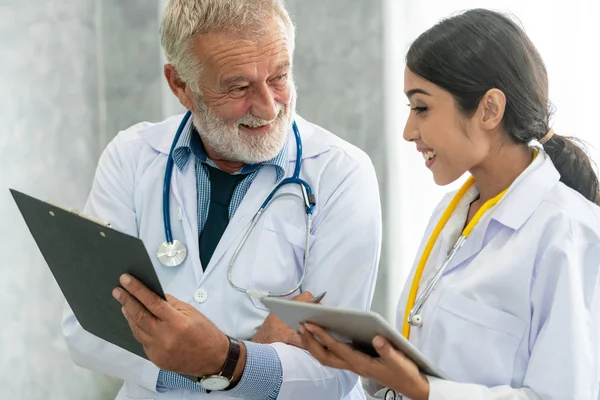 의사는 병원에서 의사와 하면서 태블릿 컴퓨터를 직원과 서비스 — 스톡 사진