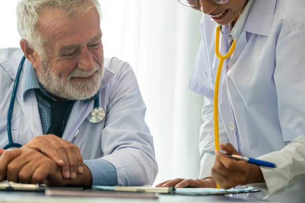 Médico Senior Masculino Que Trabaja Con Otro Médico Hospital Concepto — Foto de Stock