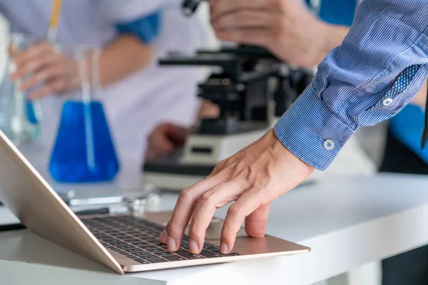 Grupp Forskare Bär Labbrock Som Arbetar Laboratorium Samtidigt Undersöka Biokemi — Stockfoto