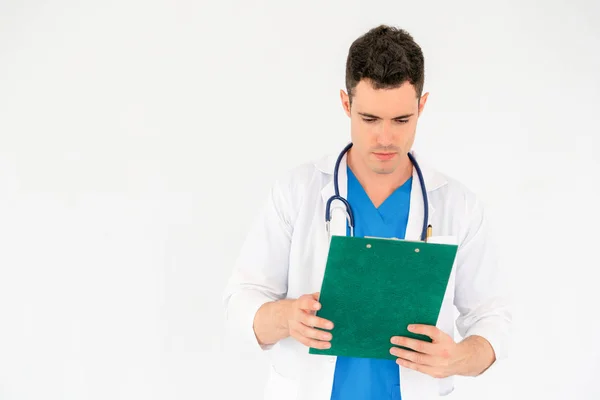 自信を持ってハンサムな男性医師は病院の白い背景の上に制服を着ています 医療サービス — ストック写真