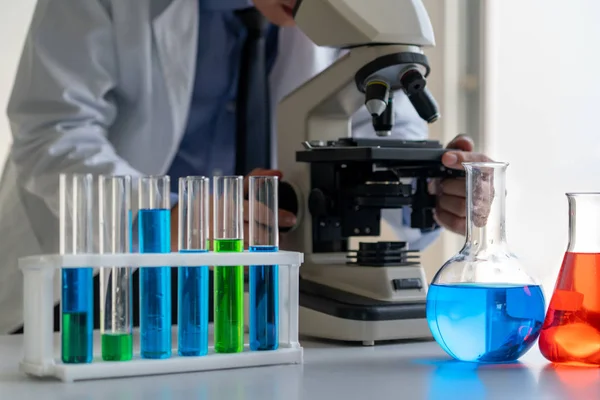 Man Wetenschapper Werken Farmaceutisch Laboratorium Biochemie Monster Microscoop Onderzoeken Science — Stockfoto