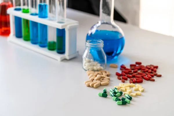 药物实验室中的五颜六色的药片和片剂 未来疾病治疗的医学技术研究与发展理念 — 图库照片