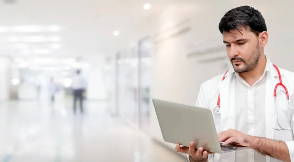 Médico Usar Computador Portátil Hospital Serviço Médico Saúde Pessoal Médico — Fotografia de Stock