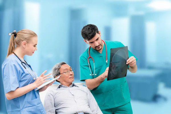 Chirurgo Che Mostra Lastre Pazienti Anziani Che Guardano Lesioni Cerebrali — Foto Stock