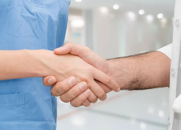 Läkare Sjukhuset Handslag Med Annan Läkare Hälso Och Människor Lagarbete — Stockfoto