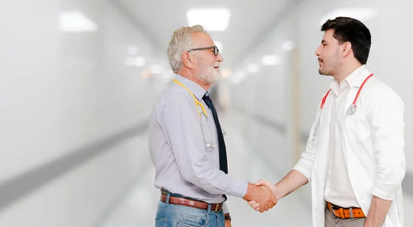 Dokter Rumah Sakit Berjabat Tangan Dengan Dokter Lain Kesehatan Orang — Stok Foto