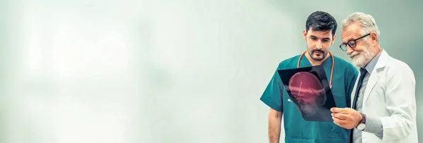 別の医者と働く病院の医師 医療人のサービス コンセプト — ストック写真