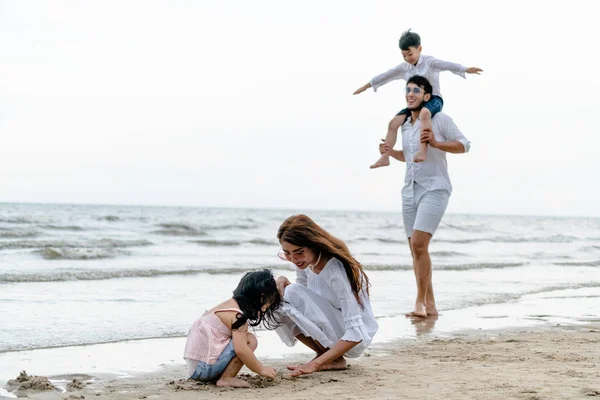 Gelukkige Familie Van Vader Moeder Kinderen Gaat Vakantie Een Tropische — Stockfoto