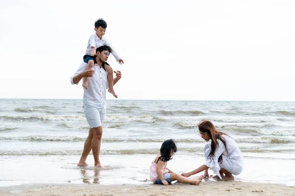 母と子供の幸せな家庭は 夏に熱帯の砂浜に休暇を行く — ストック写真