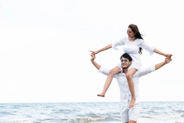 Pareja Feliz Viajando Luna Miel Playa Arena Tropical Verano — Foto de Stock