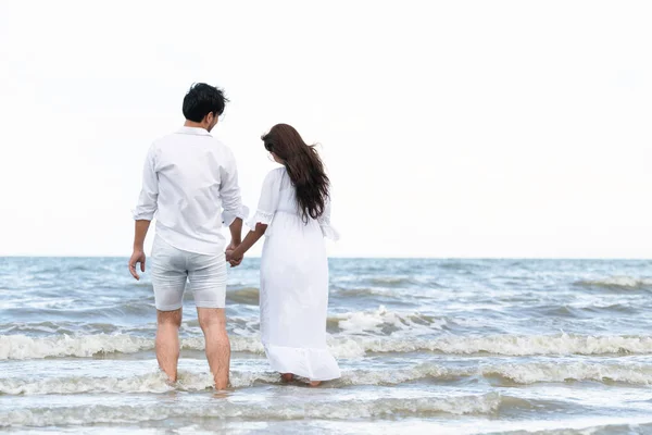 Lyckligt Par Kommer Smekmånad Resa Tropisk Sandstrand Sommar — Stockfoto