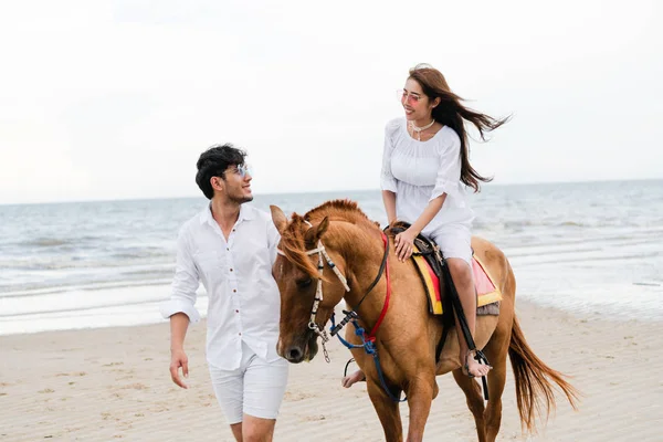 Jong Koppel Gaat Huwelijksreis Paardrijden Het Strand Zomervakantie — Stockfoto