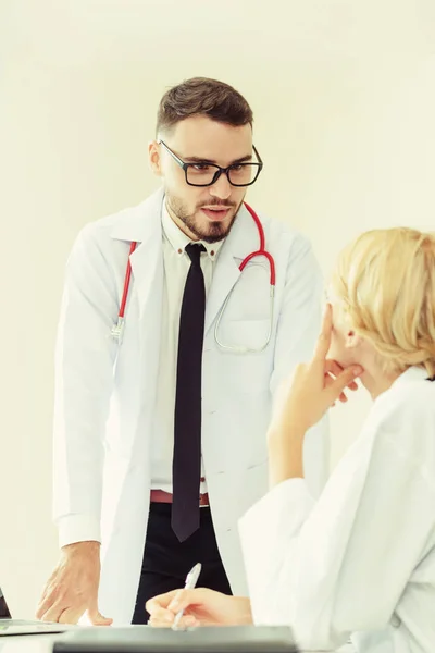 Giovane Medico Donna Nello Studio Dell Ospedale Che Parla Con — Foto Stock