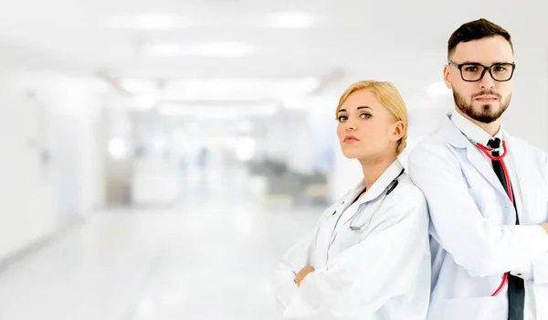 Hastanede Başka Bir Doktorla Çalışan Bir Doktor Sağlık Sağlık Hizmetleri — Stok fotoğraf