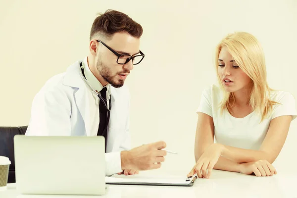 Médico Masculino Fala Com Paciente Sexo Feminino Consultório Hospital Enquanto — Fotografia de Stock