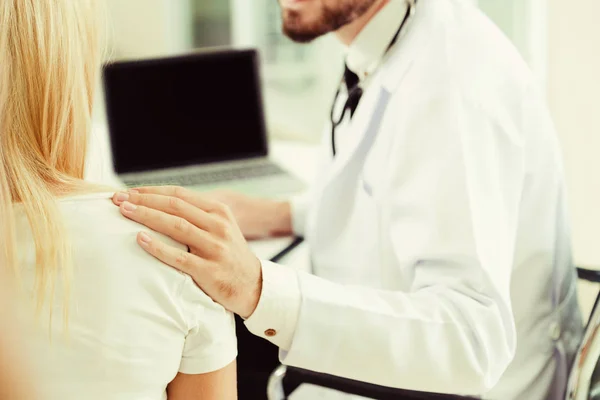 Médico Masculino Habla Con Paciente Femenina Consultorio Del Hospital Mientras — Foto de Stock