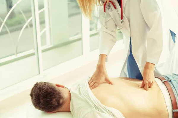Mulher Médica Está Examinando Paciente Sexo Masculino Consultório Hospital Serviços — Fotografia de Stock
