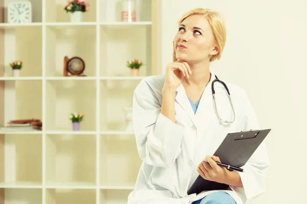 Giovane Dottoressa Che Lavora Nello Studio Dell Ospedale Concetto Medico — Foto Stock