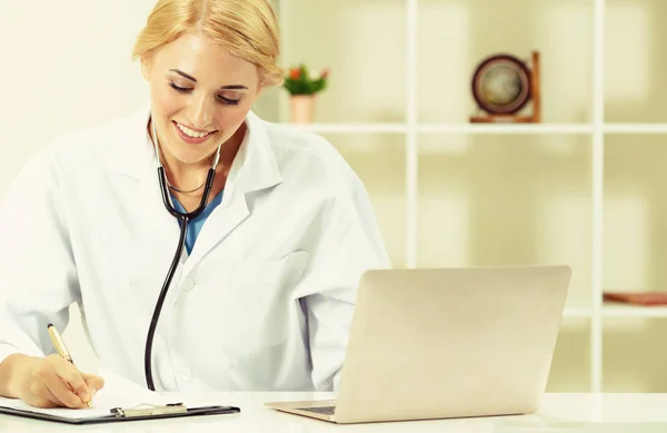 Jeune Femme Médecin Travaillant Bureau Hôpital Concept Médical Santé — Photo