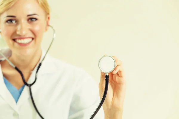 Genç Kadın Doktor Işaretleme Stetoskop Boş Alan Seçici Odak Doktorlar — Stok fotoğraf