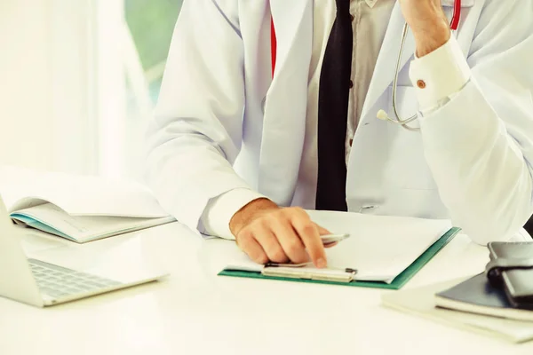 Doctor Trabajando Con Papeleo Mesa Oficina Hospital Concepto Médico Sanitario — Foto de Stock