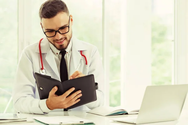 Docteur Lisant Écrivant Une Note Sur Livre Bureau Hôpital Concept — Photo