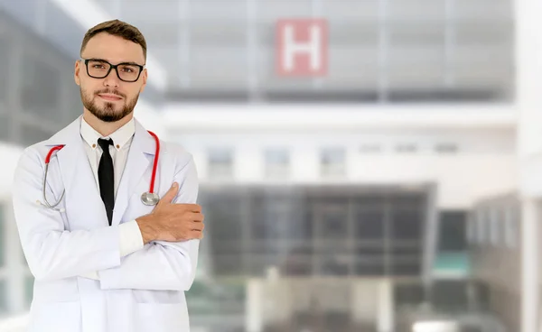 Hastanede Çalışan Genç Bir Erkek Doktor Sağlık Doktor Hizmetleri — Stok fotoğraf