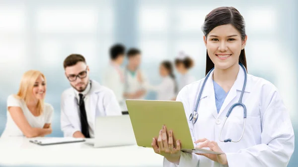 Gruppo Persone Sanitarie Medico Professionista Che Lavora Nello Studio Ospedaliero — Foto Stock