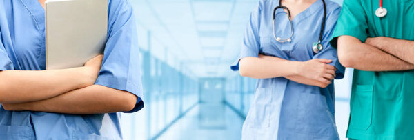 Группа по здравоохранению. Профессиональный врач, работающий в больничном офисе или клинике с другими врачами, медсестрой и хирургом. Научно-исследовательский институт медицинских технологий и концепция обслуживания персонала
.