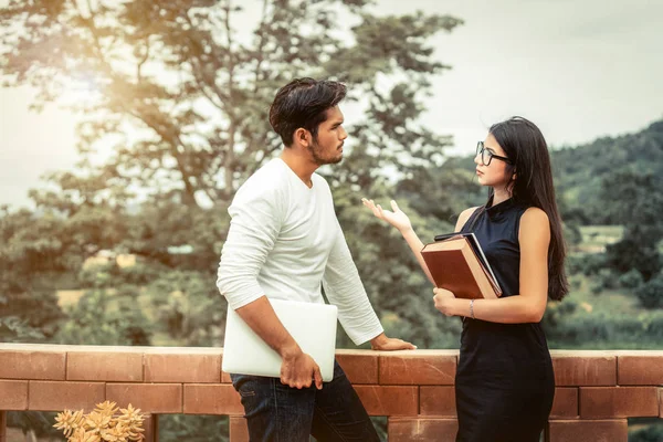 Deux Étudiants Avec Des Livres Ordinateur Portable Parlant Université Concept — Photo