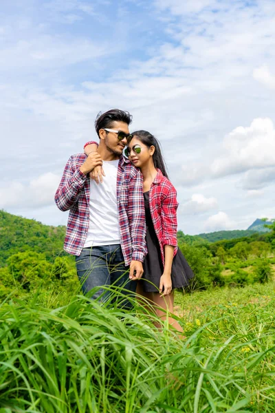 Happy Couple Faire Une Promenade Romantique Dans Champ Herbe Verte — Photo