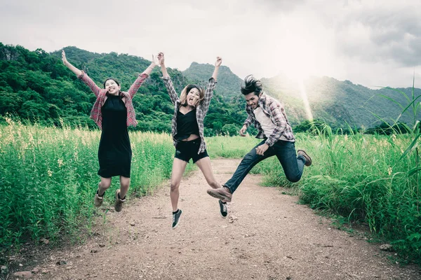 Grupa Szczęśliwych Ludzi Młodych Skoki Powietrzu Podczas Podróży Góry Dydaktyczna — Zdjęcie stockowe