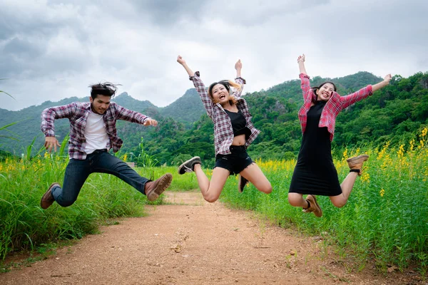 Grupo Jóvenes Felices Saltando Aire Mientras Viajan Montaña Sendero Natural — Foto de Stock