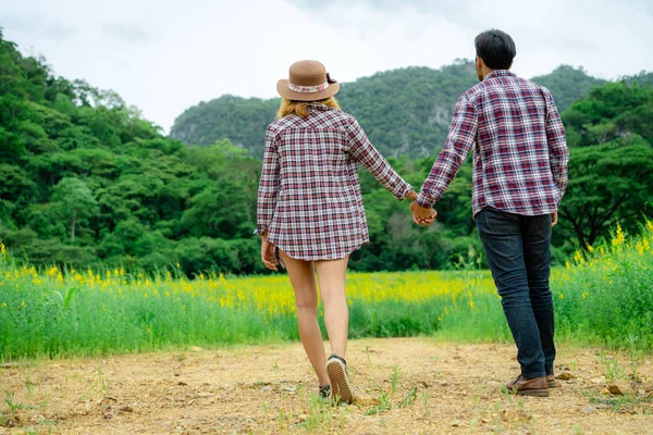 Lyckligt Par Romantisk Promenad Grönt Gräs Fält Kullarna Resor Och — Stockfoto