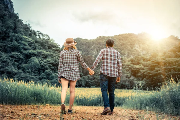 Ευτυχισμένο Ζευγάρι Κάντε Μια Ρομαντική Βόλτα Στο Πράσινο Χόρτο Πεδίο — Φωτογραφία Αρχείου