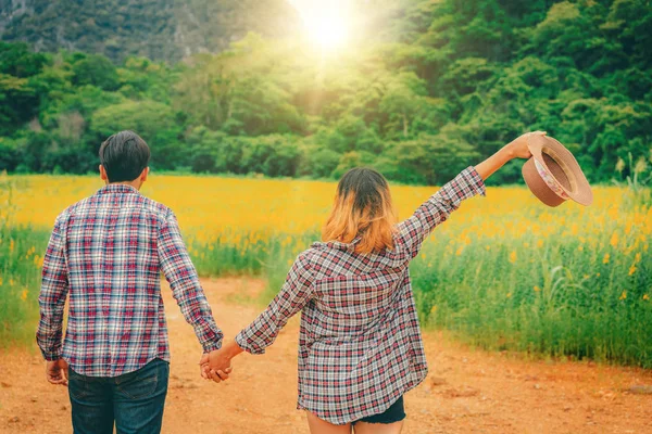 Lyckligt Par Romantisk Promenad Grönt Gräs Fält Kullarna Resor Och — Stockfoto