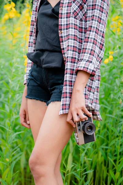 Young Woman Holds Retro Style Camera Her Hand While Traveling — Stock Photo, Image