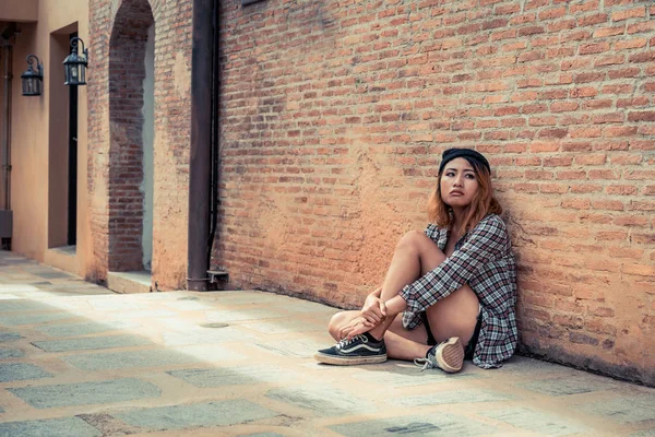 落ち込んでいる 代の女性は 旧市街でレンガの壁に一人で悲しい 教育や家族の障害の概念 — ストック写真