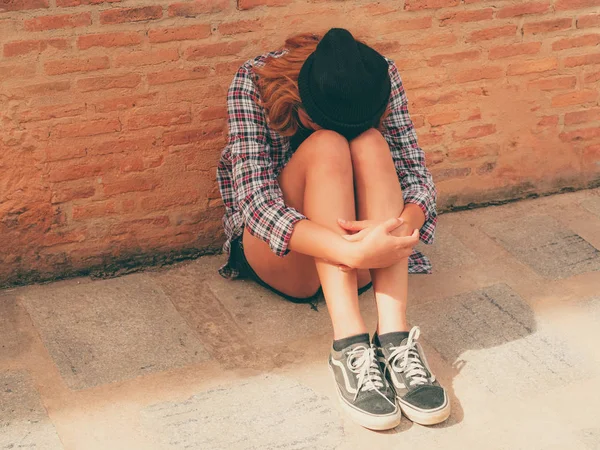 Deprimida Adolescente Sentindo Triste Sozinho Contra Parede Tijolos Cidade Velha — Fotografia de Stock