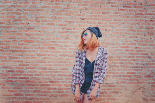 Feliz Joven Hipster Mujer Pie Contra Pared Ladrillo Calle Ciudad — Foto de Stock